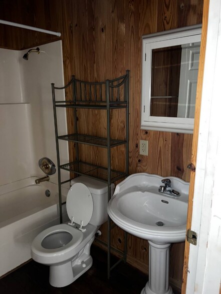 Building Photo - 1043 S Pine St