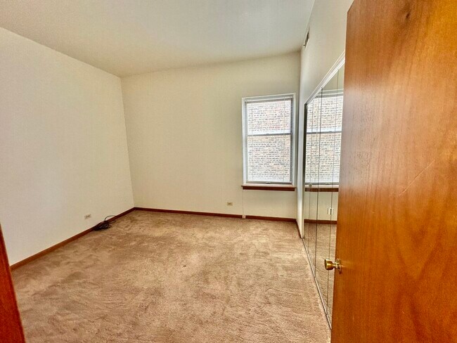 Building Photo - 928 W Leland Ave
