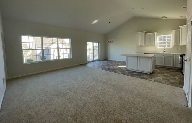 Building Photo - Stunning 4 bedroom 2.5 Bathroom Home in Ma...
