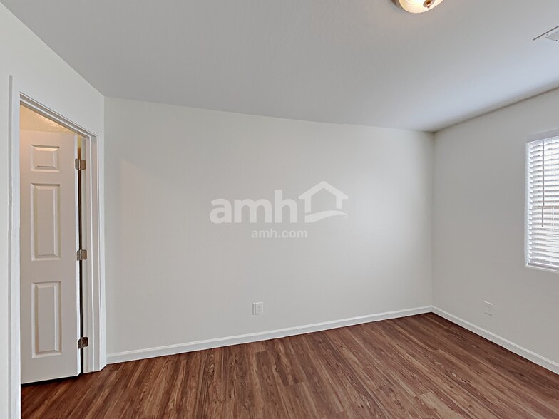 Building Photo - 17211 W Watkins St