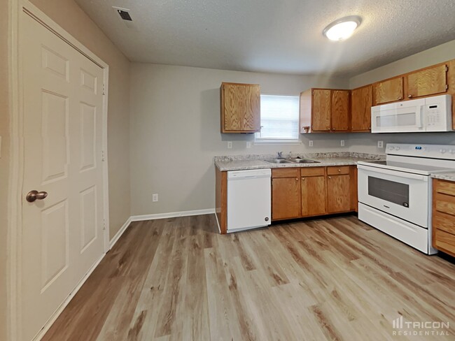 Building Photo - 5851 Prairie Meadow Dr