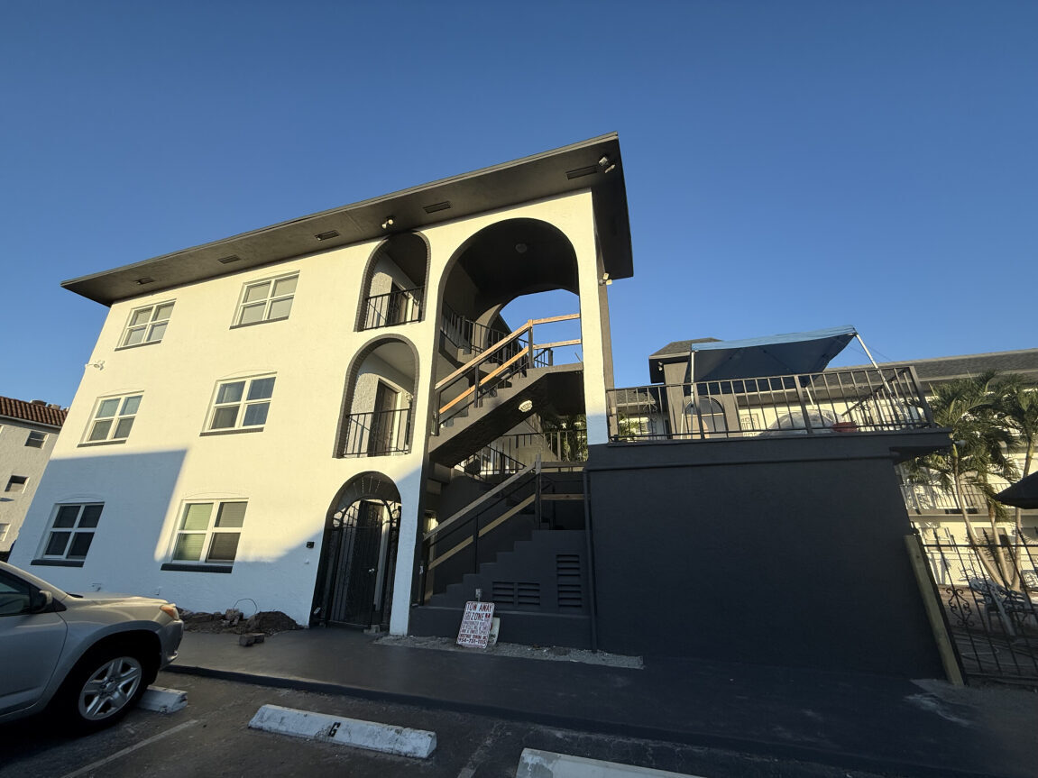 Building Photo - 1100 NE 9th Ave