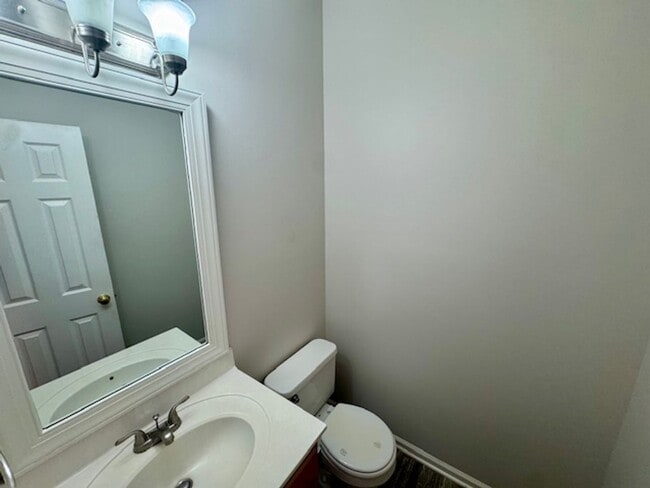 Building Photo - Stylish Living on a Cul-de-Sac in The Poin...