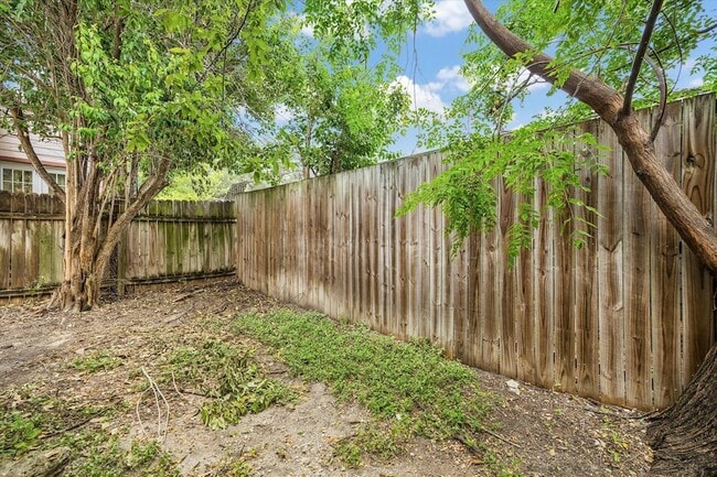 Building Photo - 904 Sirocco Dr