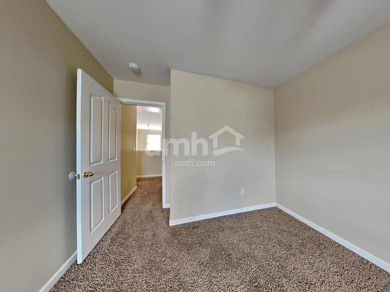 Building Photo - 6 Roberts Hill Dr