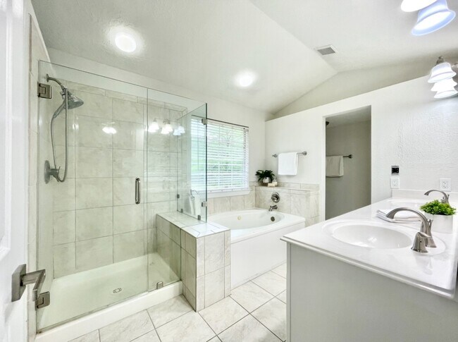 Building Photo - 2 Twin Feather Pl