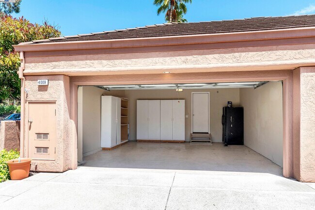 Building Photo - 4009 W Lakeshore Dr