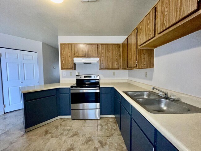 Building Photo - 2 bed 2 bath central location.