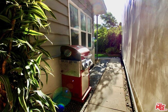 Building Photo - 4336 Laurel Canyon Blvd