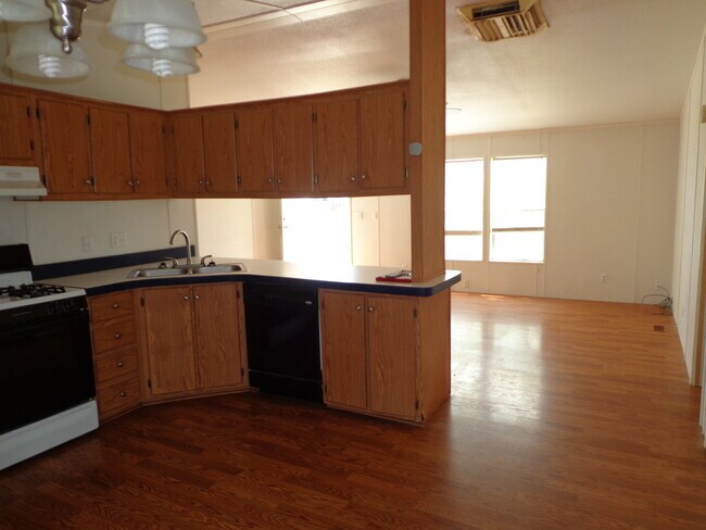 Building Photo - 3 Bedroom 2 Bath On Large Corner Lot *Cordes Lakes*