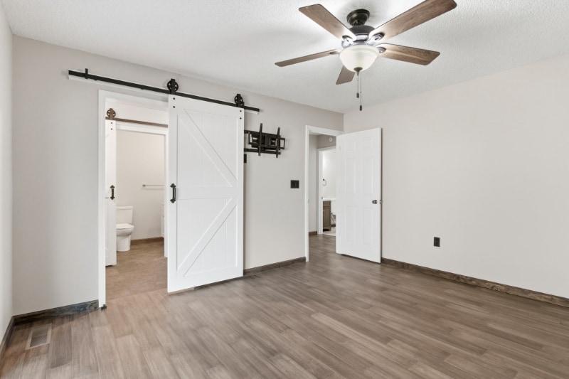 Building Photo - 405 Lake Dr