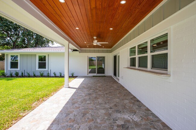 Building Photo - 51 Fairway Ln
