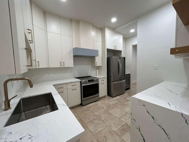 Building Photo - 2110 Bermuda Dr