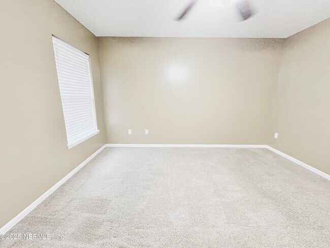 Building Photo - 5950 Round Table Rd