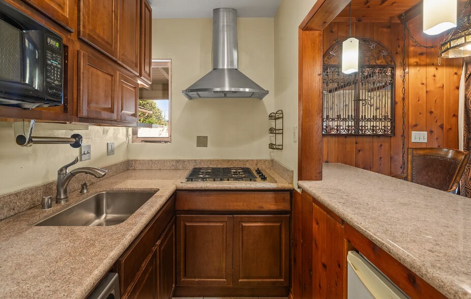 Building Photo - 6401 La Jolla Scenic Dr S
