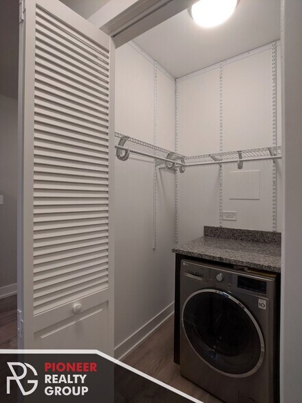 Building Photo - 437 W Belden Ave