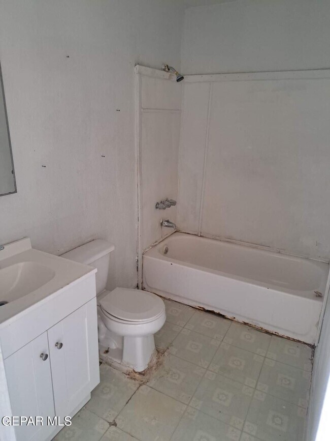 Building Photo - 623 NE Davis St