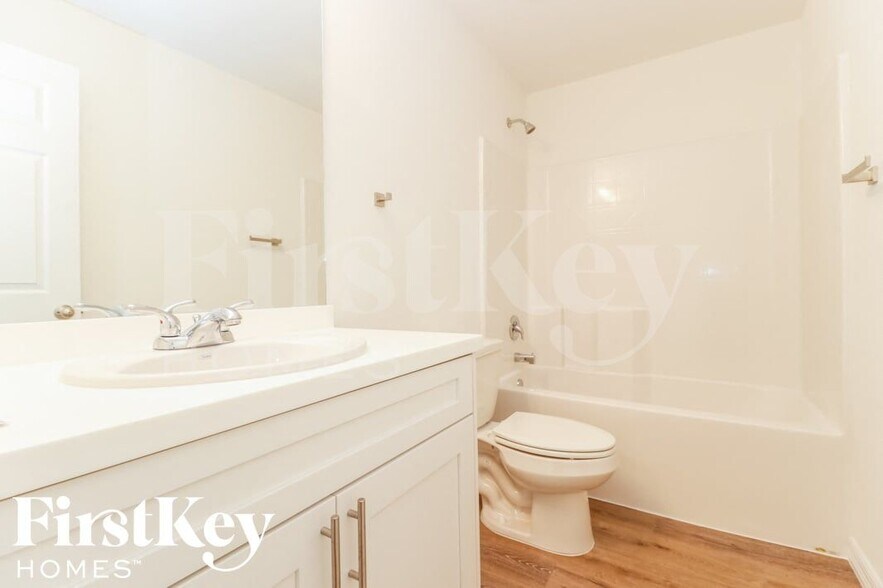 Building Photo - 50 Queen Ct