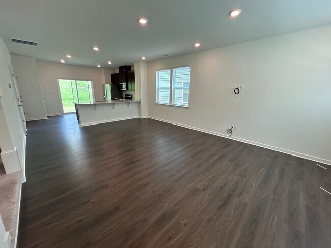 Building Photo - 3 Bedroom | 2.5 Bathroom End Unit Raleigh ...
