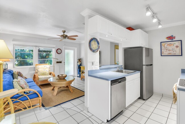 Building Photo - 1225 Hillsboro Mile