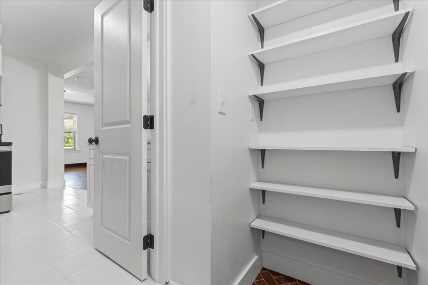 Building Photo - 2816 Clermont Ave