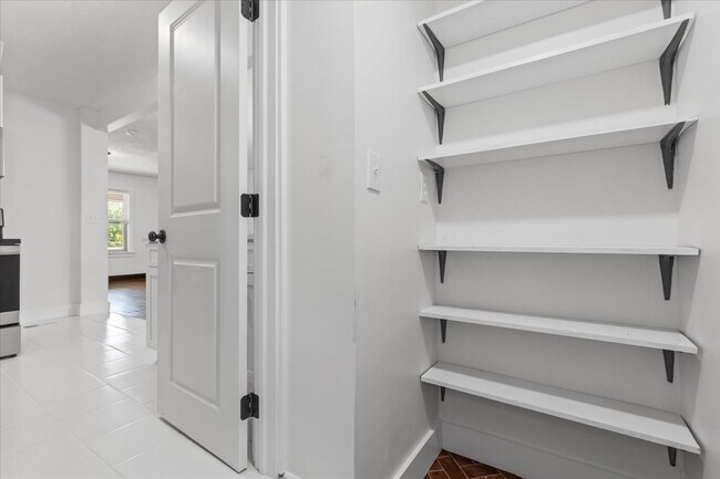 Building Photo - 2816 Clermont Ave