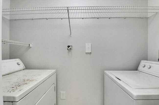 Building Photo - 141 SW Palm Dr