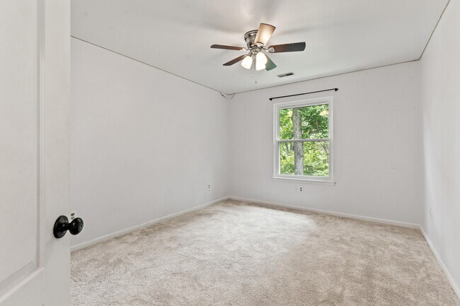 Building Photo - 800 Palomino Ln
