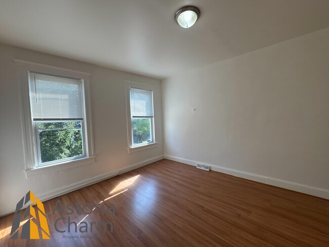 Building Photo - Comfortable 3-Bedroom with Hardwood Floors...