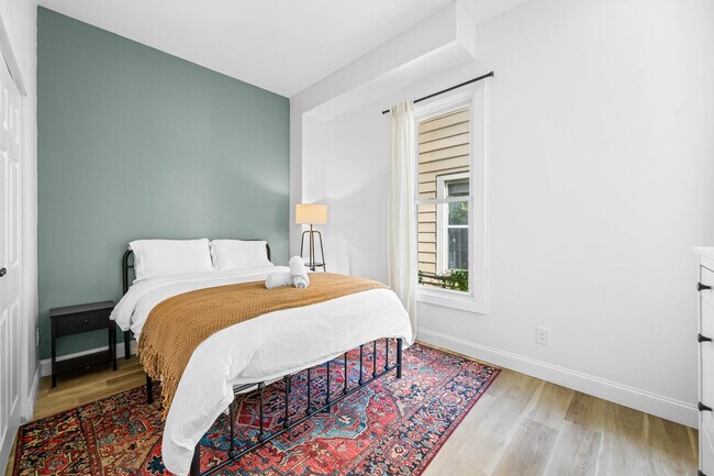 Building Photo - 906 Villa Ave