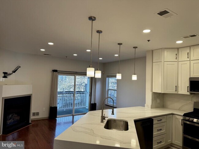Building Photo - 20240 Macglashan Terrace