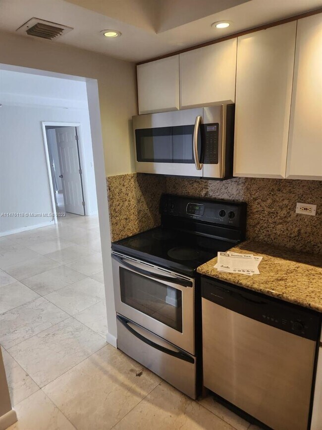 Building Photo - 20355 NE 34th Ct