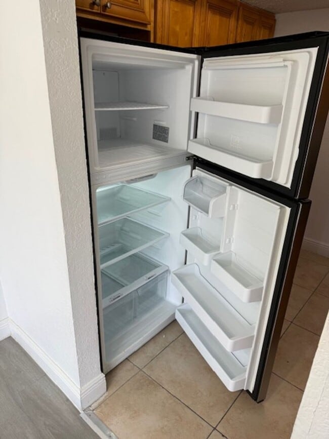 Building Photo - Privately owned 3 bedroom condo