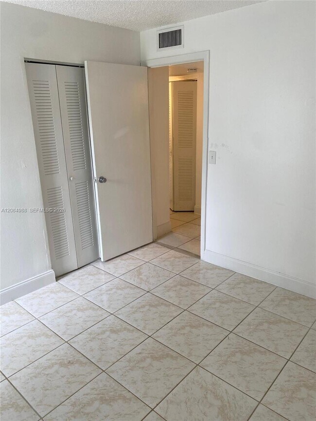 Building Photo - 3016 Coral Ridge Dr