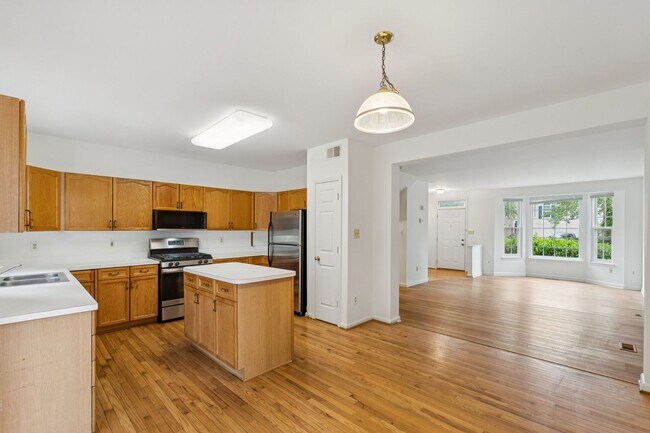 Building Photo - Great Location for schools, shopping and d...