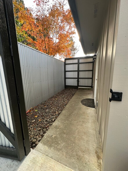 Building Photo - 1139 Azalea Ave