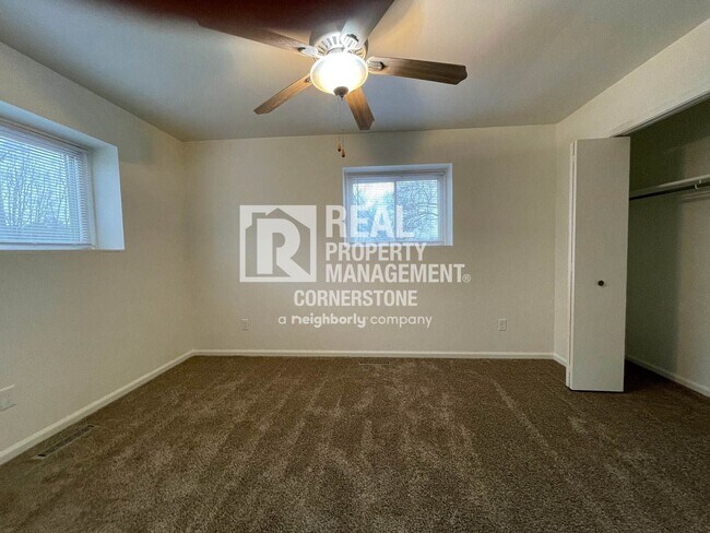 Building Photo - Updated & Inviting 2-Bedroom Townhome in Q...