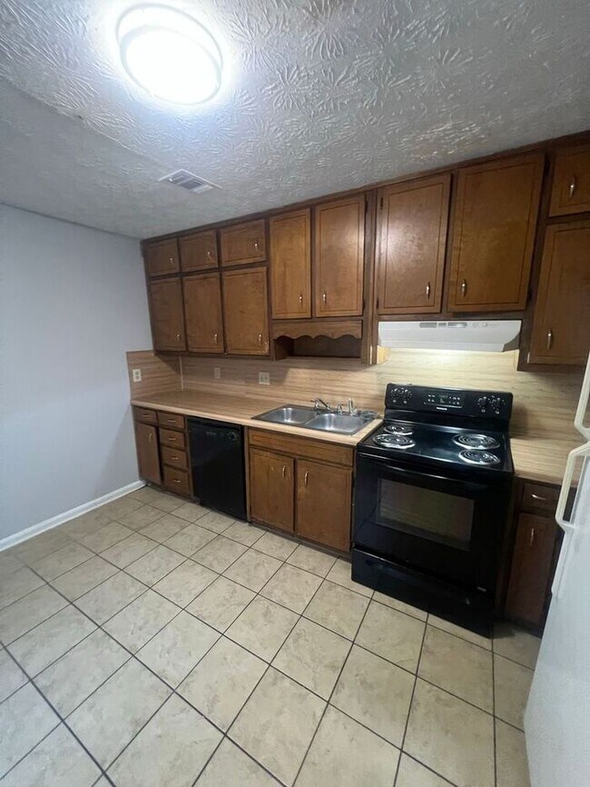 Building Photo - READY NOW!!!! 2 bedroom 1 bath