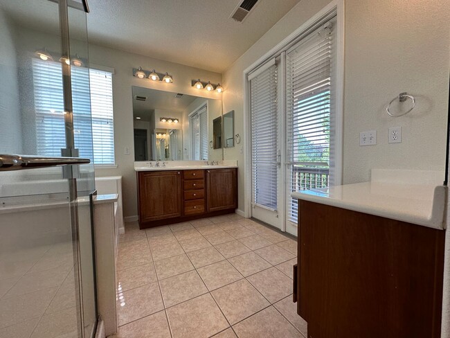 Building Photo - Beautiful 5 Bedroom, 3 Bath Mountain House...