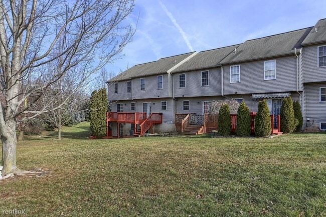 Building Photo - 3 br, 1.5 bath Townhome - 767 Knoll Drive