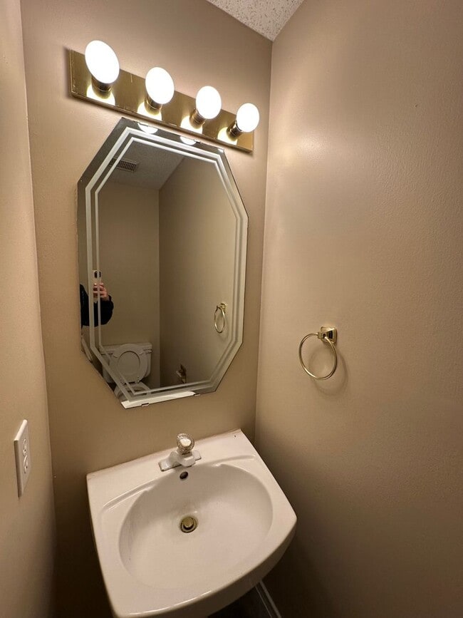 Building Photo - Coming Soon- Move in available 4/10/26