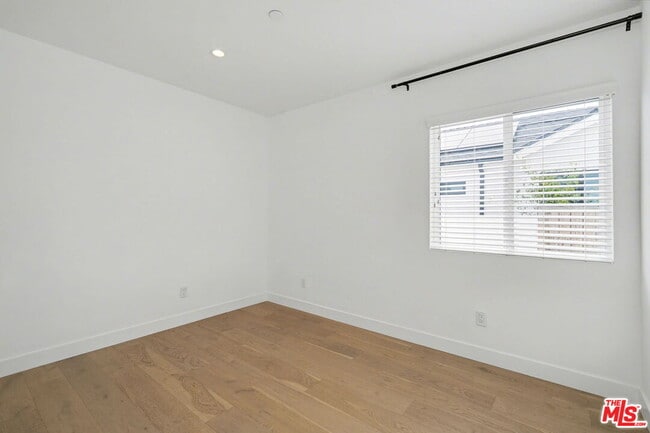 Building Photo - 7832 Croydon Ave