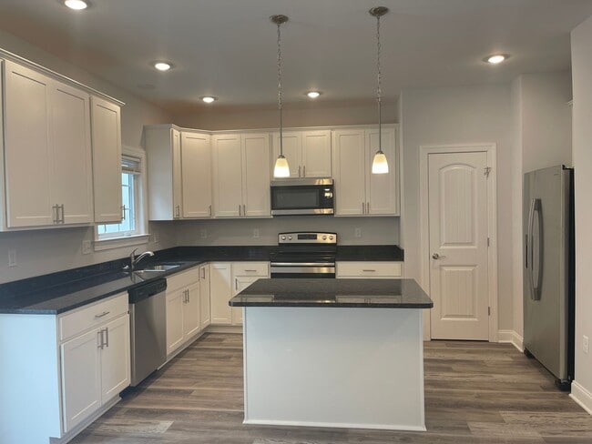 Building Photo - Townhome for rent in Crescent Ridge subdiv...