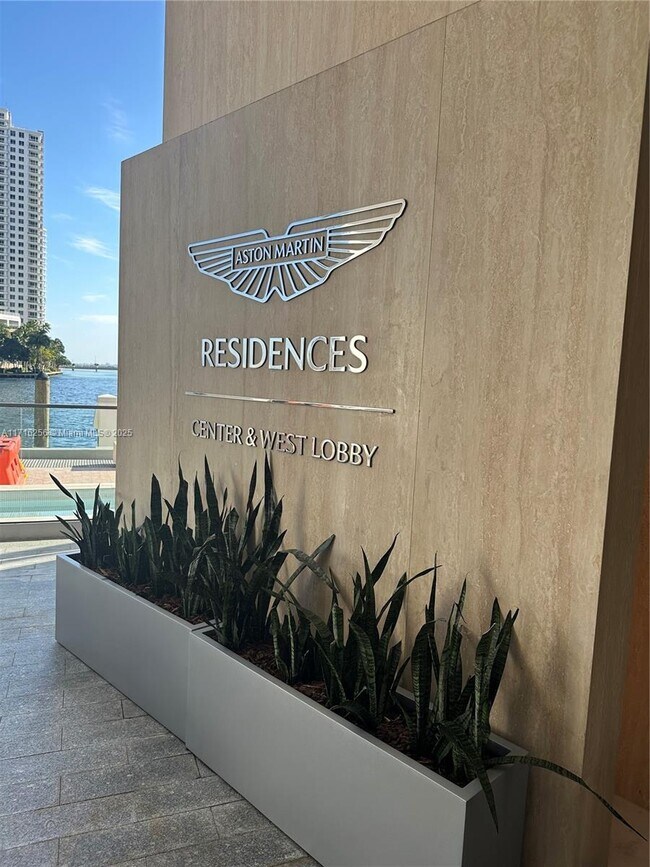Primary Photo - 300 Biscayne Blvd Way