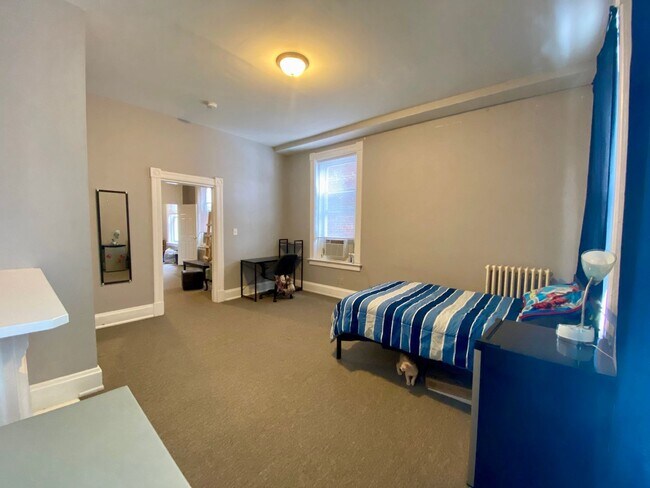 Building Photo - 7 bedroom/ 3bath Mins. from UC + Med Campu...