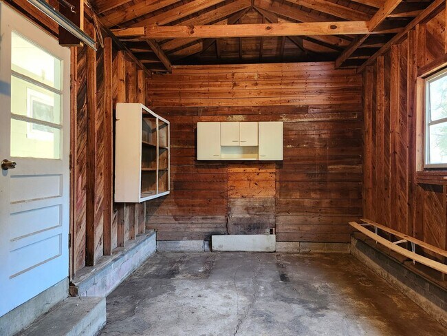 Building Photo - 3 bedroom 2 bath home located in Brainerd TN