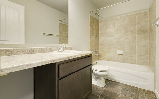 Building Photo - Newer Townhome | Mins to Base | Pool + Gym...