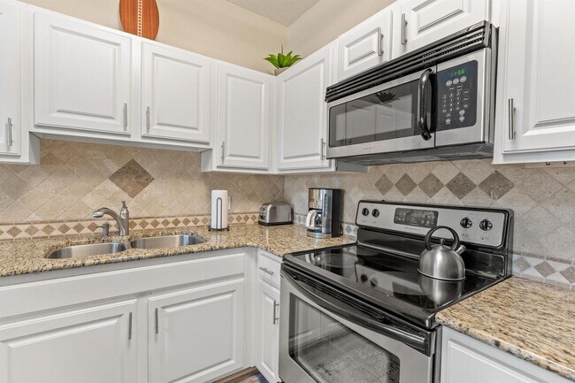 Building Photo - Beautifully furnished 2B/2B condo steps from Gulf of Mexico available for long term lease!