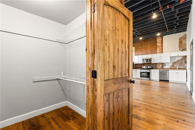 Building Photo - 558 St Francis St