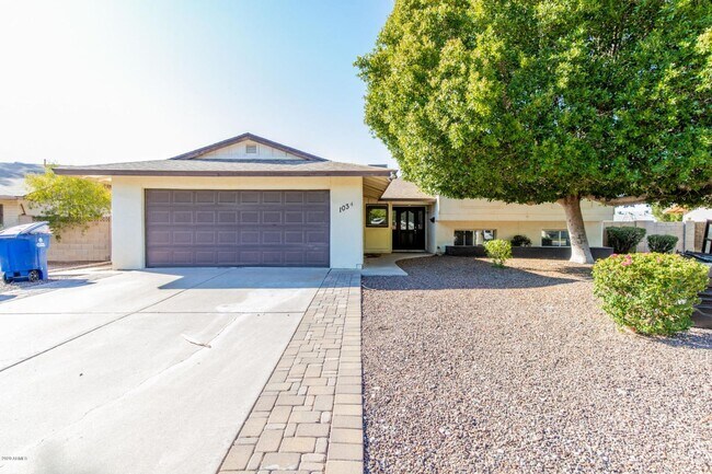 Building Photo - Great Tri-Level home close to ASU